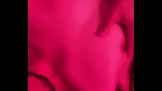 Chico solo en luz roja